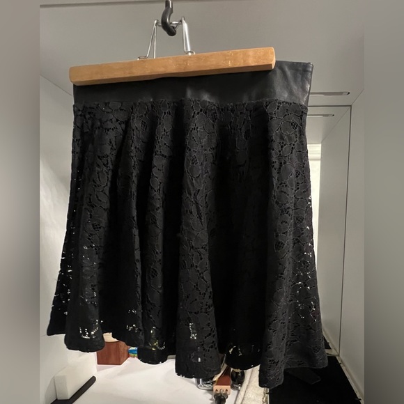 Black lace mini skirt - Picture 2 of 2